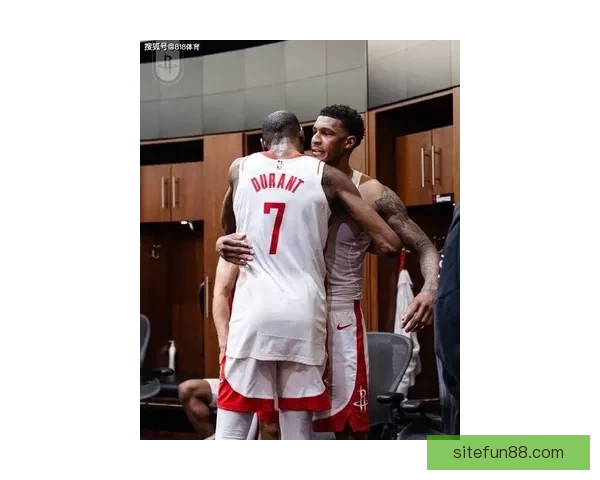 火箭更衣室狂欢泼水庆祝杜兰特超越乔丹 赤膊领取比赛用球激情满场